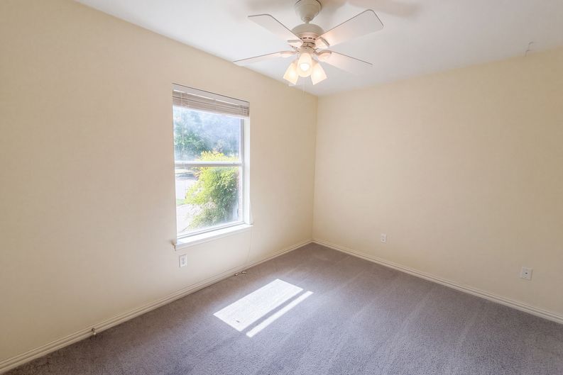 Photo 15 of 22 of 2836 S Lakeview Dr, Cedar Hill, TX