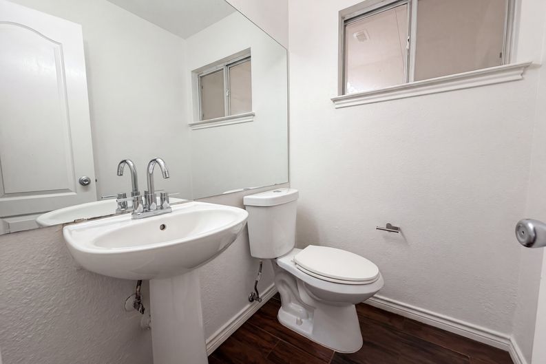 Photo 12 of 18 of 8423 Berry Knoll Dr, Universal City, TX