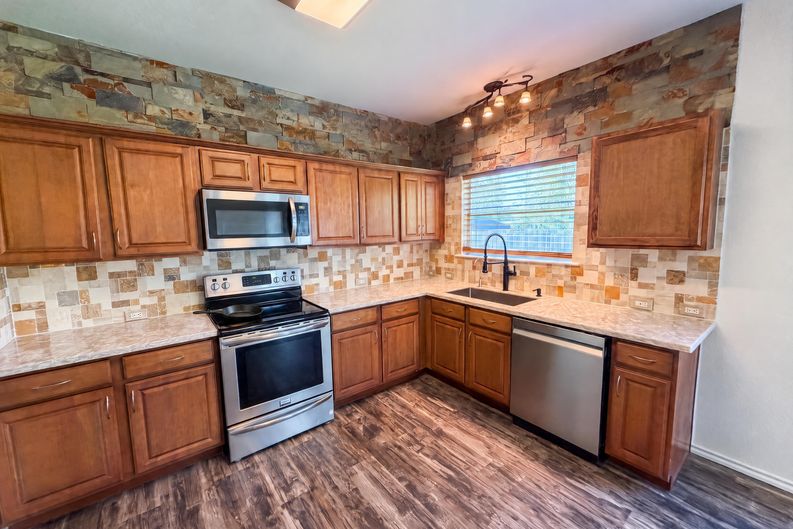 Photo 9 of 20 of 206 Almquist St, Hutto, TX