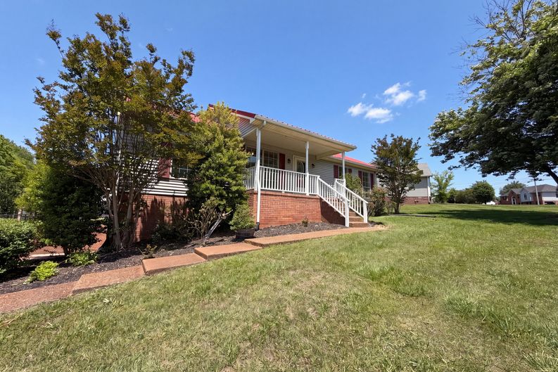 Photo 11 of 15 of 1037 Shadowbrook Dr, Greenbrier, TN