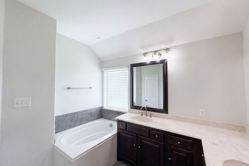 Photo 15 of 20 of 709 Ravenwood Dr, Saginaw, TX
