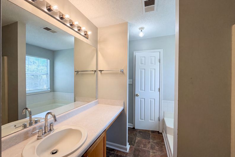 Photo 10 of 19 of 3167 River Oak Rd, Decatur, GA