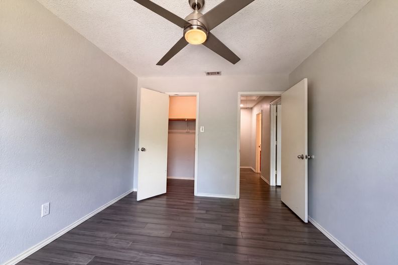 Photo 14 of 19 of 2831 Red Oak Dr, Grand Prairie, TX
