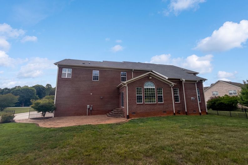 Photo 5 of 33 of 7791 Newhaven Dr, Oak Ridge, NC
