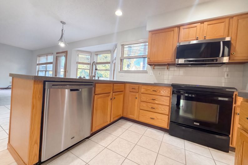 Photo 8 of 40 of 232 Brownstone Ct, Westerville, OH