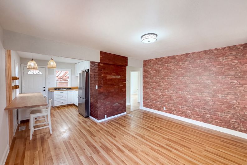 Photo 3 of 40 of 2790 Azelda St, Columbus, OH