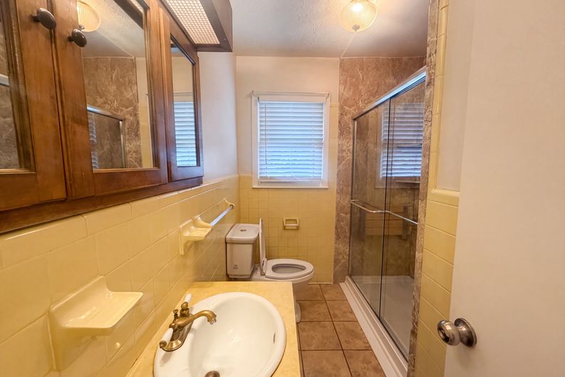 Photo 11 of 16 of 608 E Morehead St, Reidsville, NC