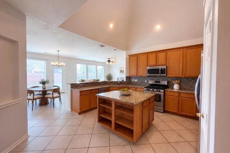 Photo 6 of 41 of 11810 White Water Bay Dr, Pearland, TX