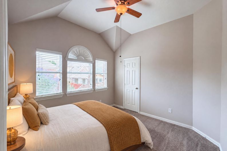 Photo 22 of 32 of 10330 Sandbar Dr, Irving, TX