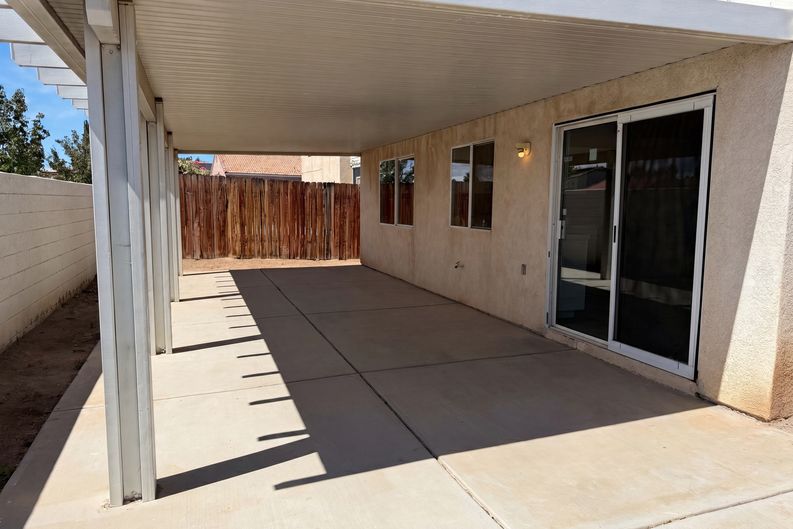 Photo 5 of 18 of 13577 Monterey Way, Victorville, CA