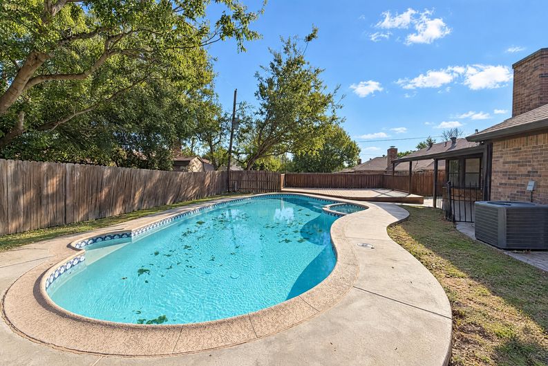 Photo 16 of 17 of 935 Thistle Ridge Ln, Arlington, TX
