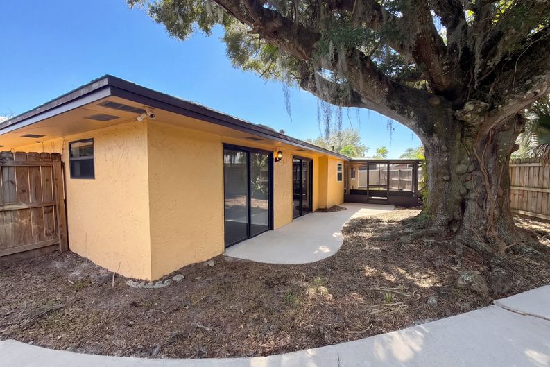 Photo 5 of 25 of 733 Lakeview Dr, Winter Springs, FL