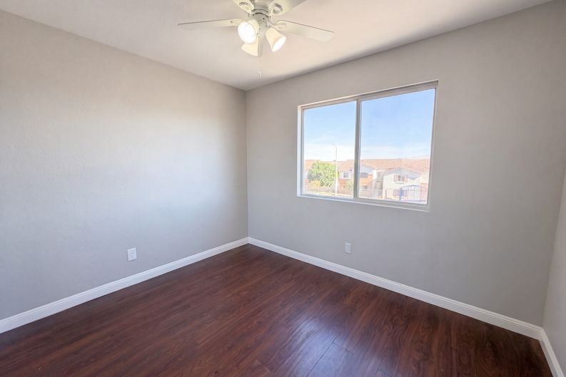 Photo 4 of 21 of 16960 Sorrento Ln, Victorville, CA