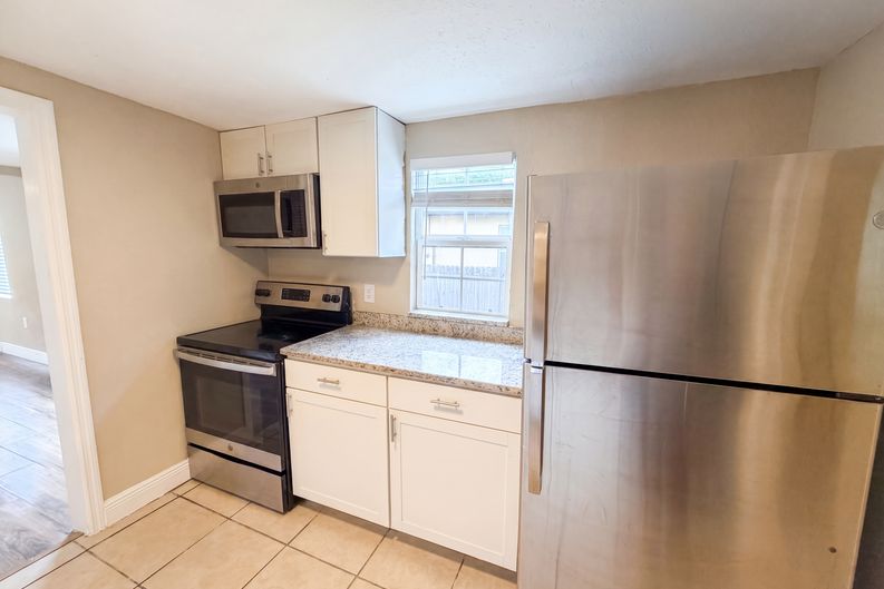 Photo 10 of 23 of 1506 W 16th St, Sanford, FL