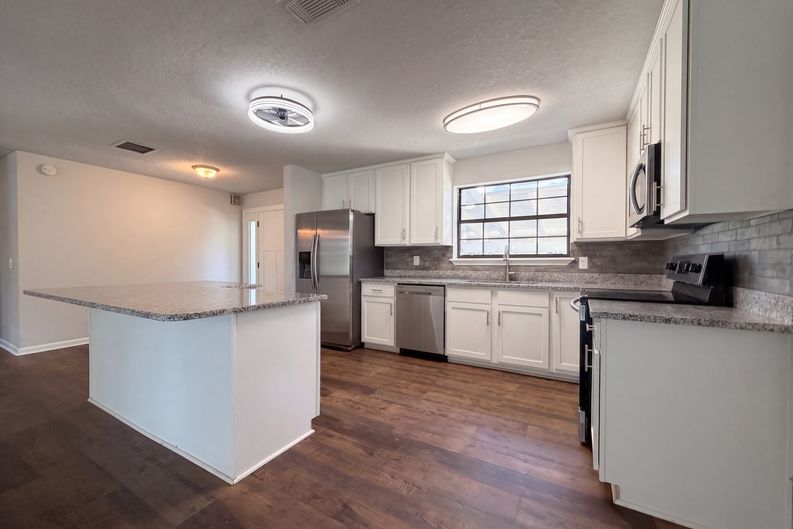Photo 3 of 22 of 4040 Sierra Madre Dr S, Jacksonville, FL