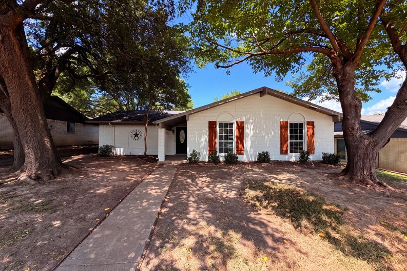 Photo 15 of 17 of 922 Meadowdale Cir, Garland, TX