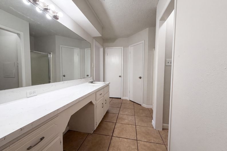 Photo 14 of 17 of 8 Sunnybrook St, Angleton, TX