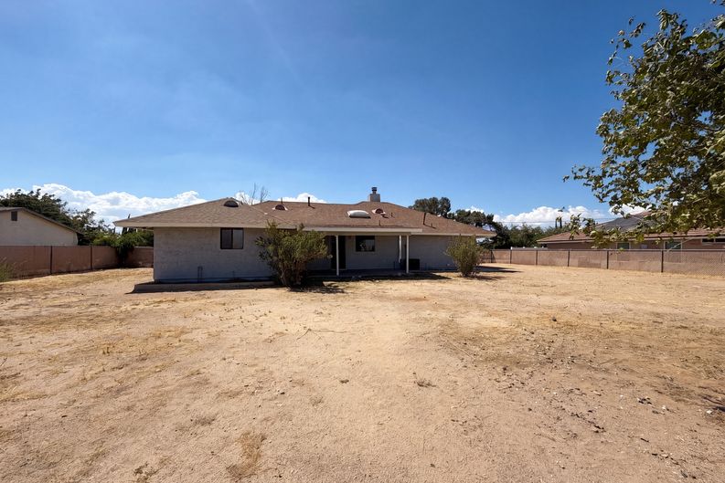 Photo 5 of 25 of 13191 El Rio Rd, Victorville, CA