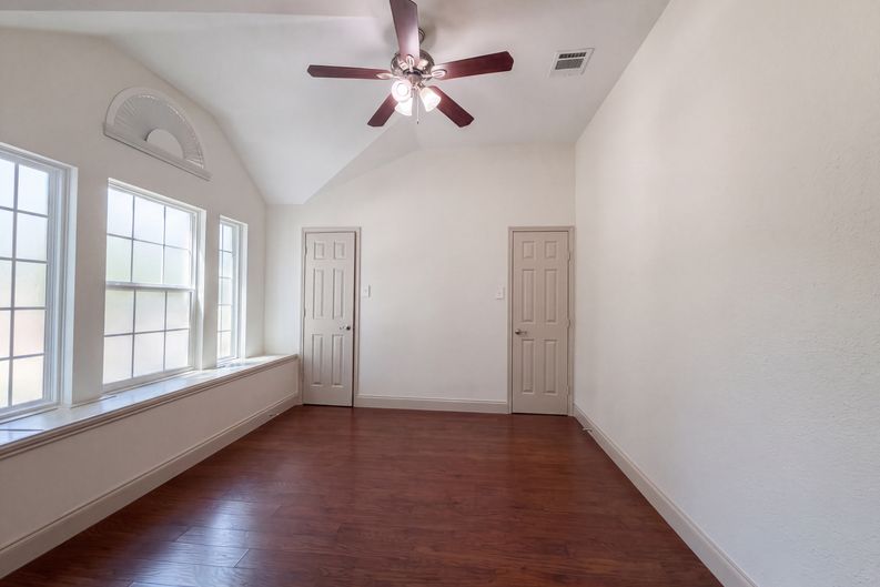 Photo 13 of 22 of 6315 Meadow Glen Dr, Arlington, TX