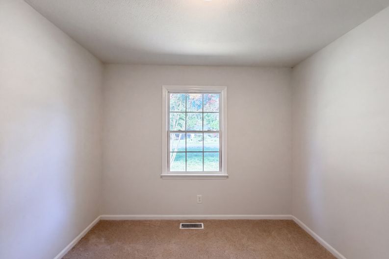 Photo 9 of 18 of 4154 Edgeware Rd, Winston Salem, NC