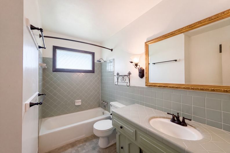 Photo 13 of 27 of 6916 N Overland Dr, Kansas City, MO