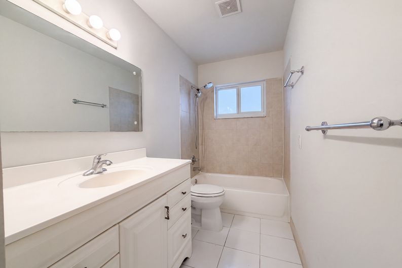 Photo 10 of 25 of 4360 NW 12th Dr, Deerfield Beach, FL