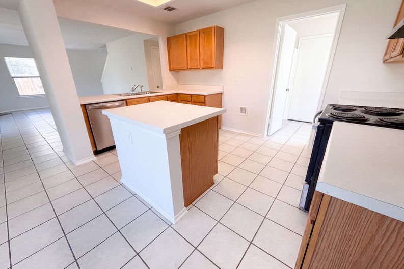 Photo 7 of 21 of 305 Edgewood Cv, Leander, TX