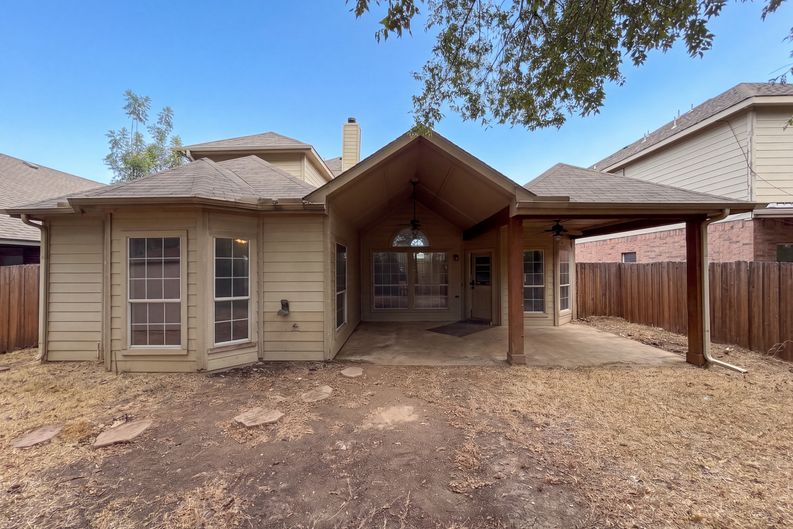 Photo 12 of 28 of 5821 Starboardway Dr, Fort Worth, TX