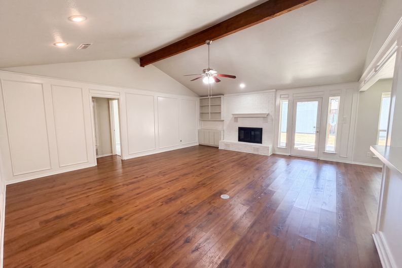 Photo 3 of 27 of 1208 Hillcrest Dr, Euless, TX