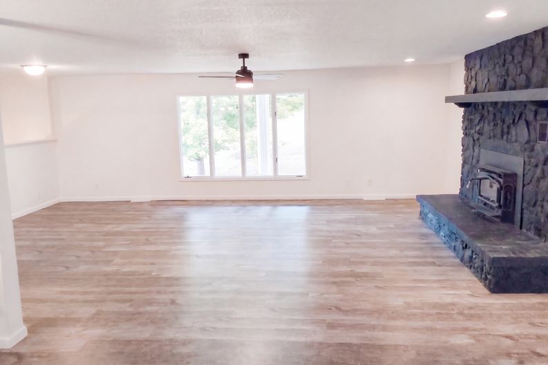 Photo 3 of 20 of 624 Oak Grove Ave, Monett, MO