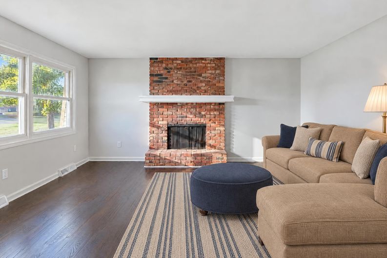 Photo 5 of 17 of 1400 NW 65th Ter, Kansas City, MO