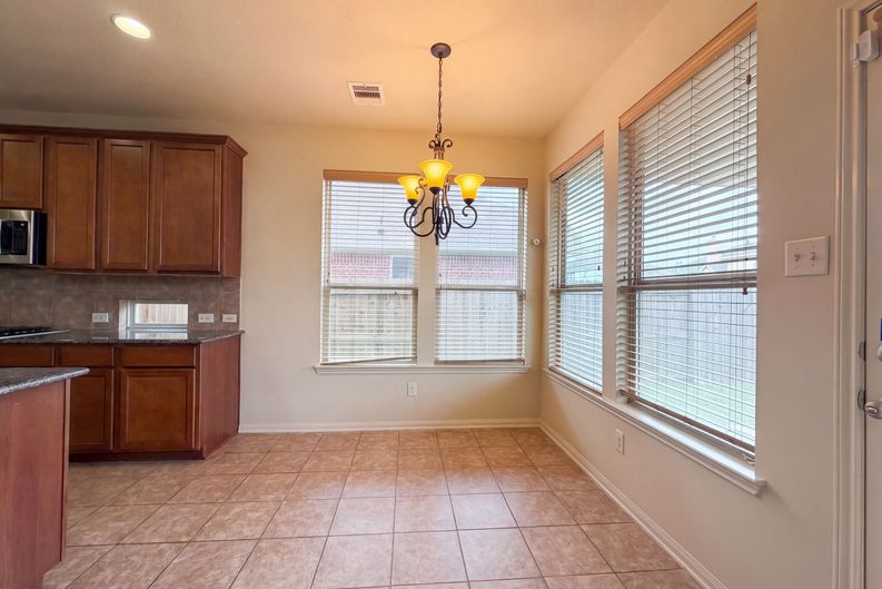 Photo 11 of 25 of 4710 Autumn Pine Ln, Houston, TX