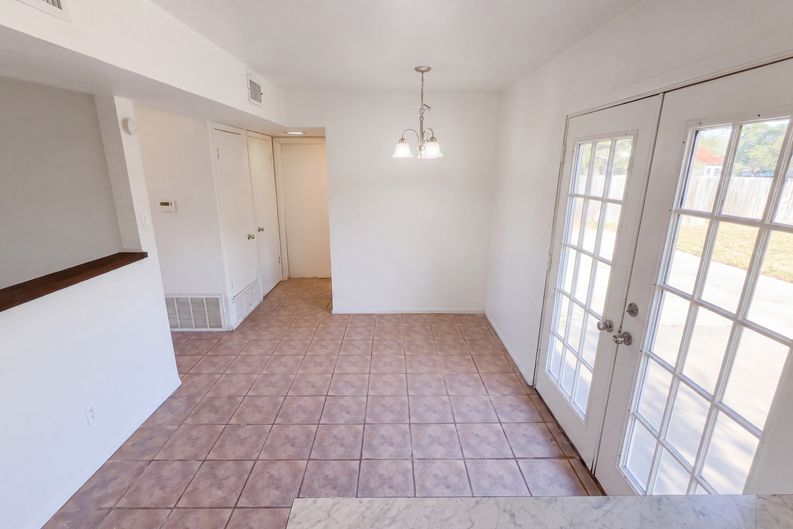 Photo 13 of 27 of 736 W Borden St, Sinton, TX