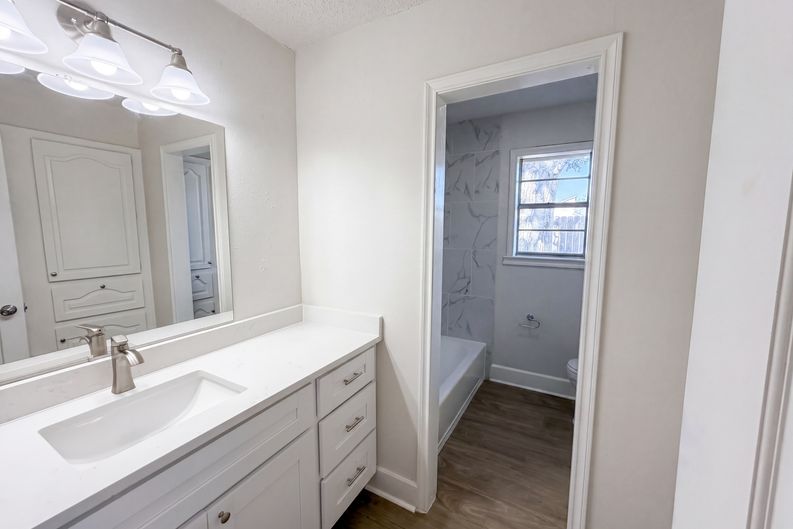 Photo 13 of 18 of 5917 Raza Rd, Pearland, TX