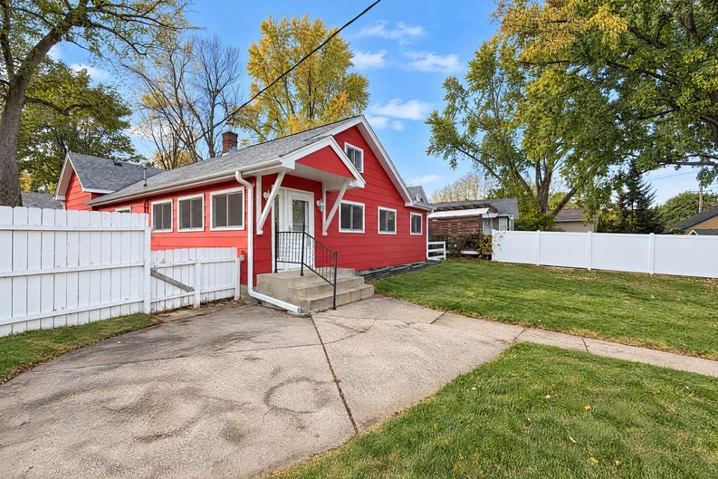 Photo 17 of 21 of 137 5th St N, Bayport, MN