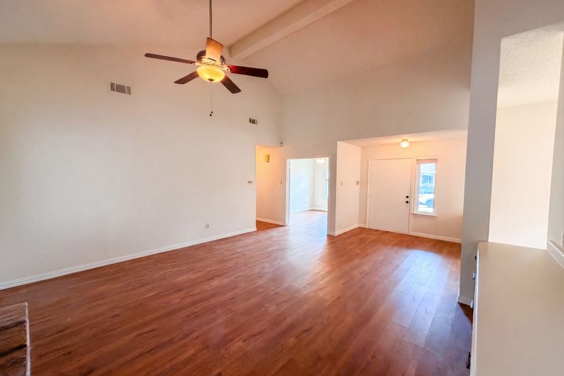 Photo 3 of 20 of 301 Hillside Ct, Garland, TX
