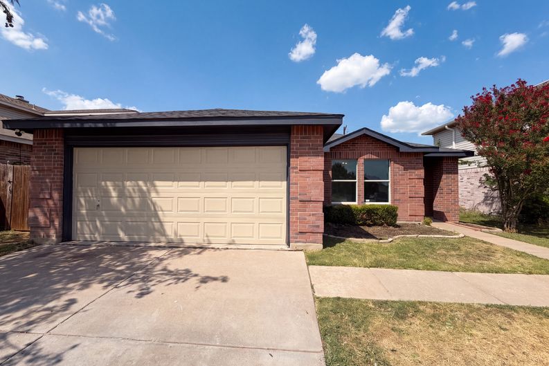 Photo 15 of 17 of 5244 New Castleton Ln, Fort Worth, TX