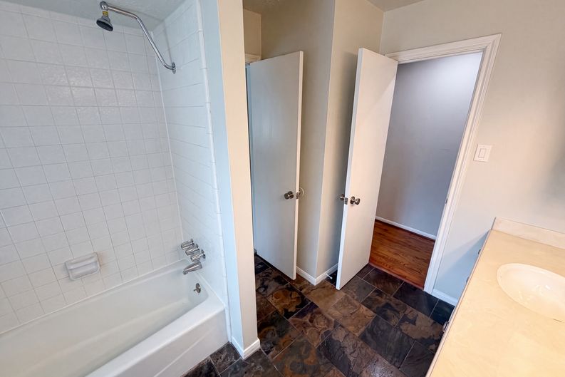 Photo 18 of 26 of 14923 Aspen Hills Dr, Houston, TX
