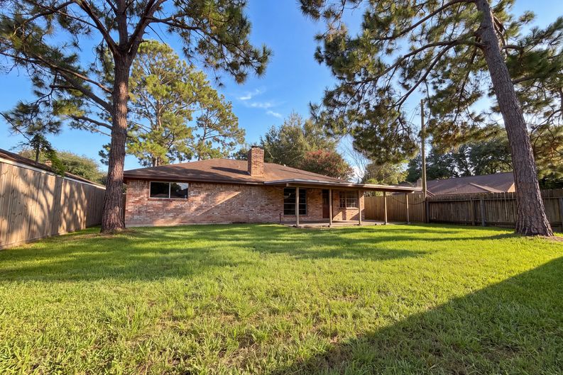 Photo 16 of 17 of 8 Sunnybrook St, Angleton, TX