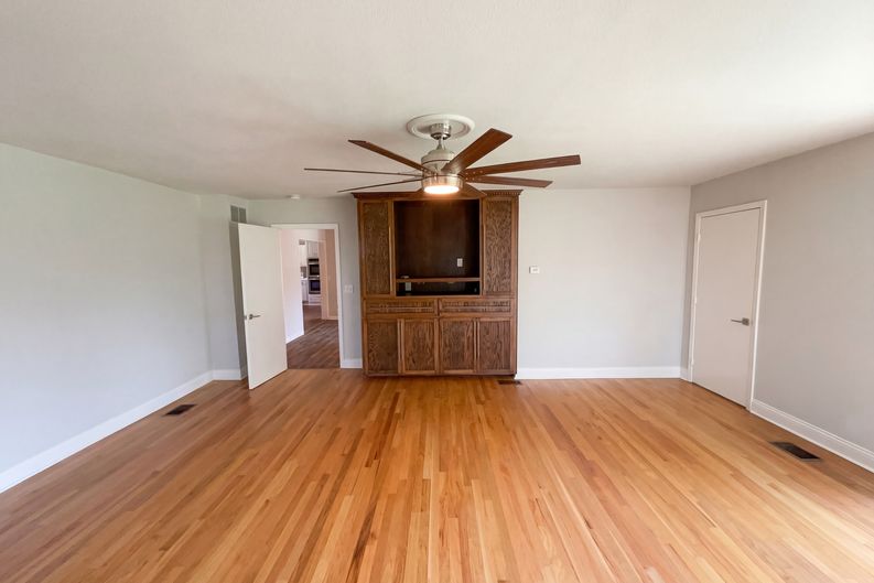 Photo 8 of 18 of 4106 Walnut Hill Ln, Dallas, TX
