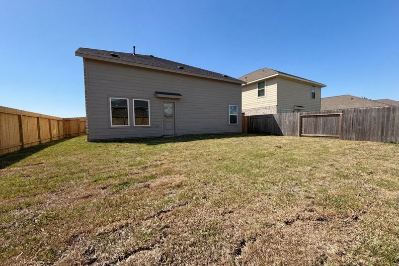 Photo 17 of 19 of 200 Bennett St, Angleton, TX