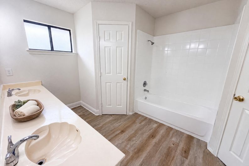 Photo 9 of 14 of 16207 Parkway Dr, Pflugerville, TX