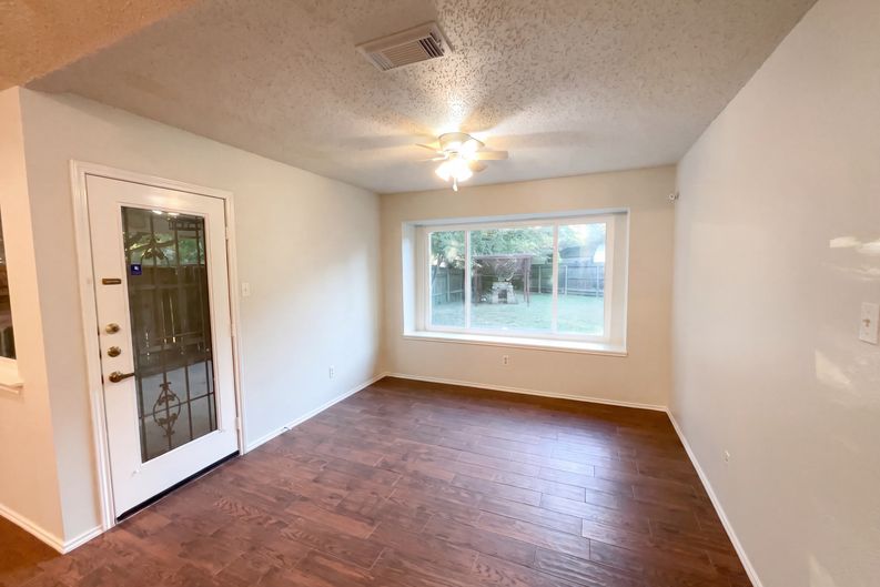 Photo 9 of 21 of 9511 Elm Gln, San Antonio, TX