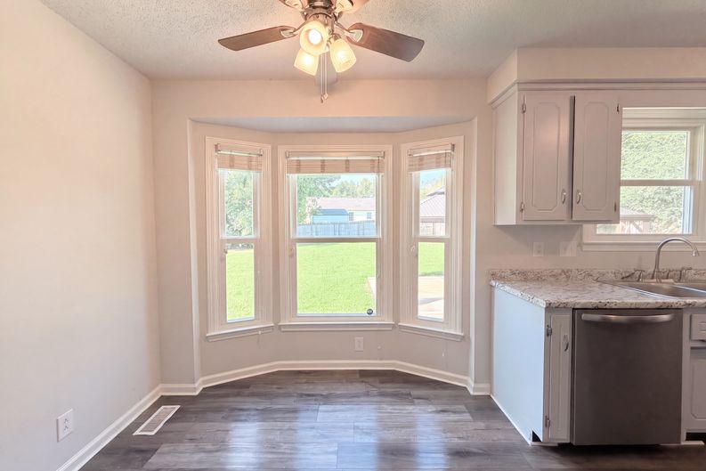 Photo 4 of 18 of 1227 Crystal Dr, Clarksville, TN