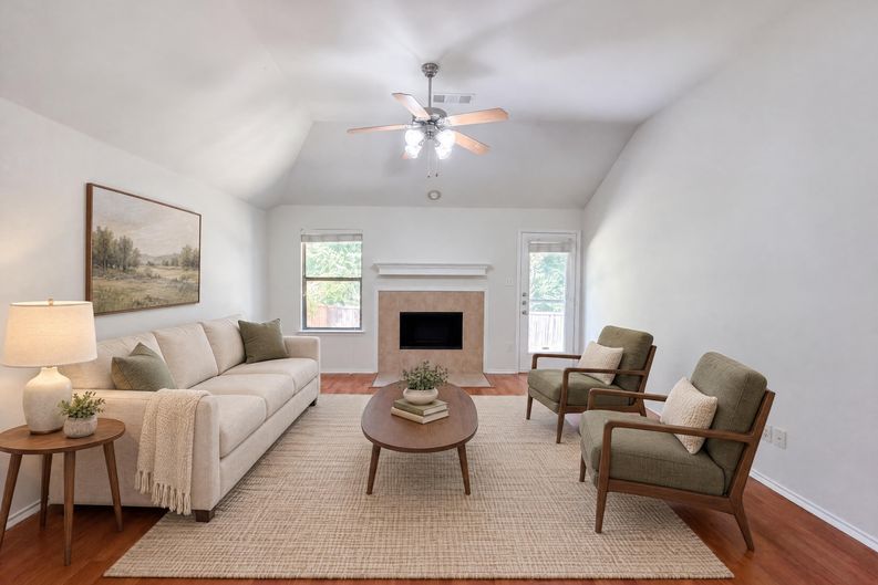 Photo 3 of 14 of 605 Crystal Falls Dr, McKinney, TX