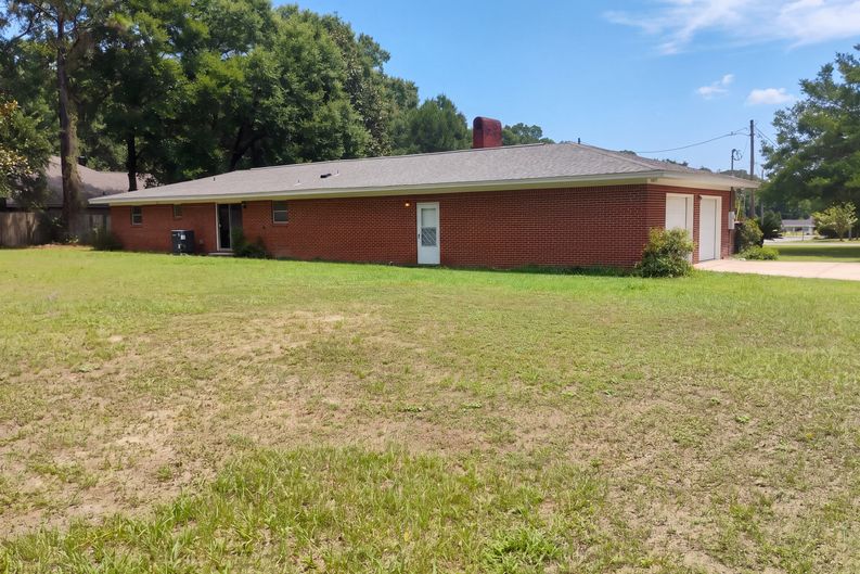 Photo 5 of 28 of 141 Chessher Ct, Crestview, FL