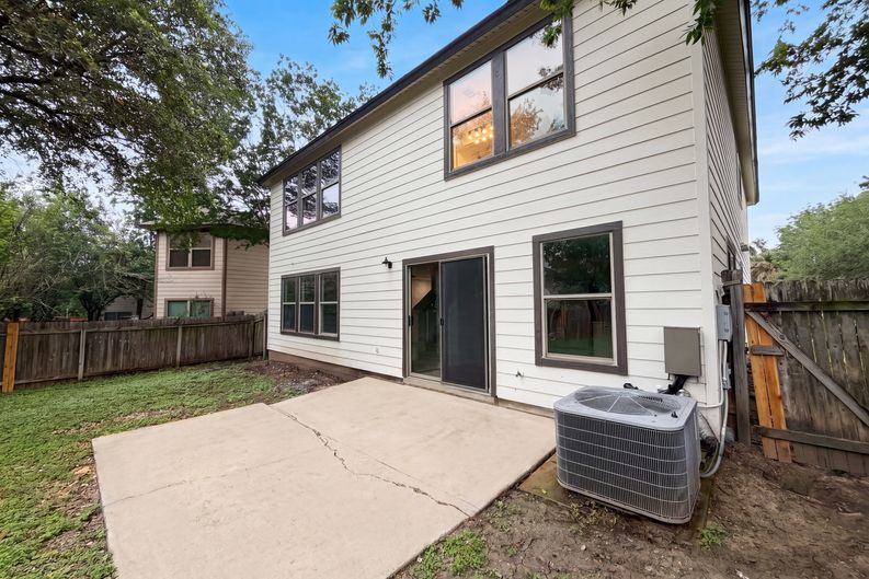 Photo 5 of 20 of 5406 S Hearsey Dr, Austin, TX