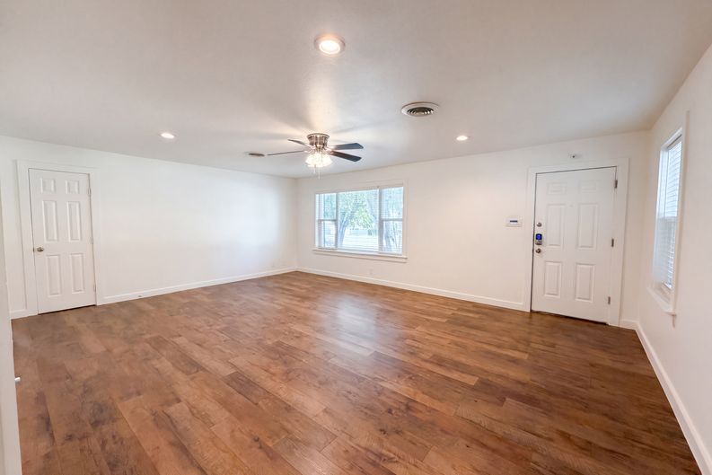 Photo 6 of 28 of 832 Central Dr, Bedford, TX