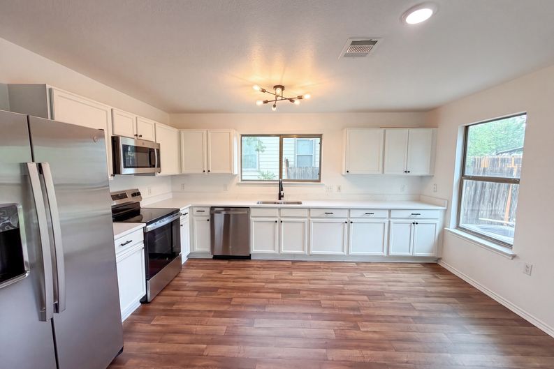 Photo 9 of 20 of 5406 S Hearsey Dr, Austin, TX