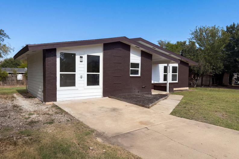Photo 12 of 14 of 606 E Langley Blvd, Universal City, TX